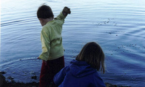 Die liebste Kinderbeschäftigung an der Oder: Steine reinschmeißen. (Foto: S. Siegel)