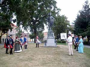 Auf dem Foto ehren die " Letschiner Kanoniere" im Beisein des Ortsbürgermeisters den König mit einer Kranzniederlegung