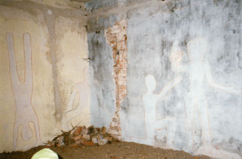 Ein Sand-Stroh-Gemisch bedeckte den Boden der späteren Küche, in deren Wände Kleinkünstler zwischenzeitlich lebensgroße Figuren graviert hatten...