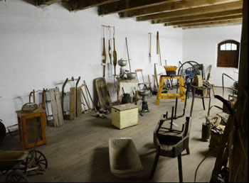 Die Sammlung der Heimatstube ist in einem alten Kornspeicher der Domäne Wollup untergebracht, den der Eigentümer dem Heimatverein zu Nutzung überlässt.
