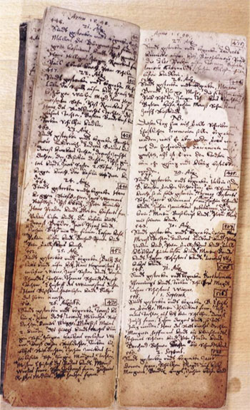 Freienwalder Totenbucheintragungen vom 21. August bis zum 2. September 1598. Auf nur zwei Seiten des Totenbuches wurden allein dreiundachtzig an der Pest Verstorbene festgehalten. Gleichzeitig vermittelt die Abbildung einen Eindruck des Totenregisters von 1598 – 1638.